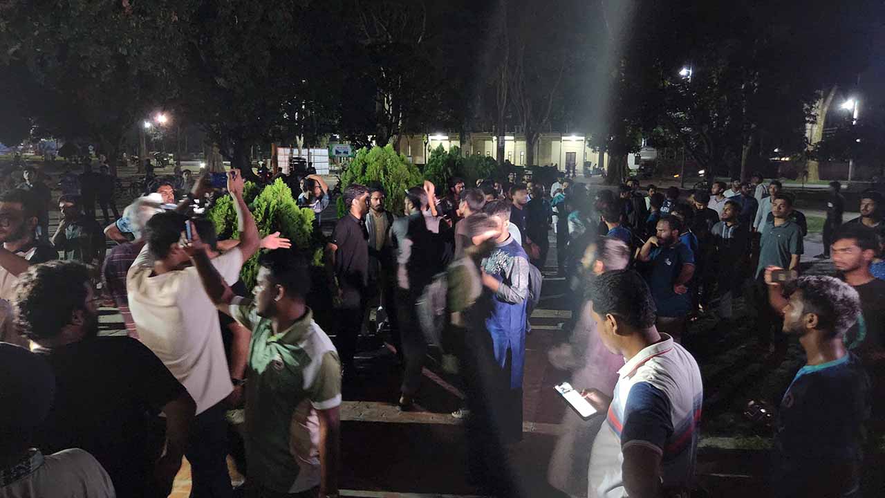 রাবিতে ছাত্রজোট ও শাহবাগবিরোধীদের দফায় দফায় সংঘর্ষ রাবিতে ছাত্রজোট ও শাহবাগবিরোধীদের দফায় দফায় সংঘর্ষ