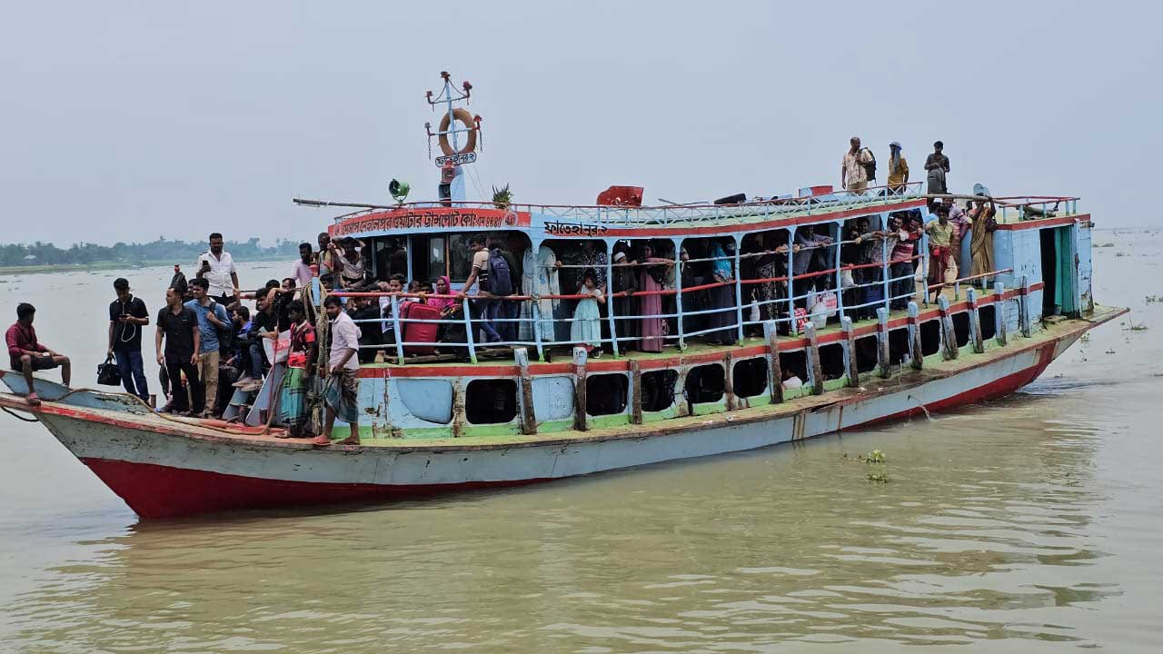 দৌলতদিয়ায় ডুবোচরে লঞ্চের ধাক্কা, তিন যাত্রীকে উদ্ধার