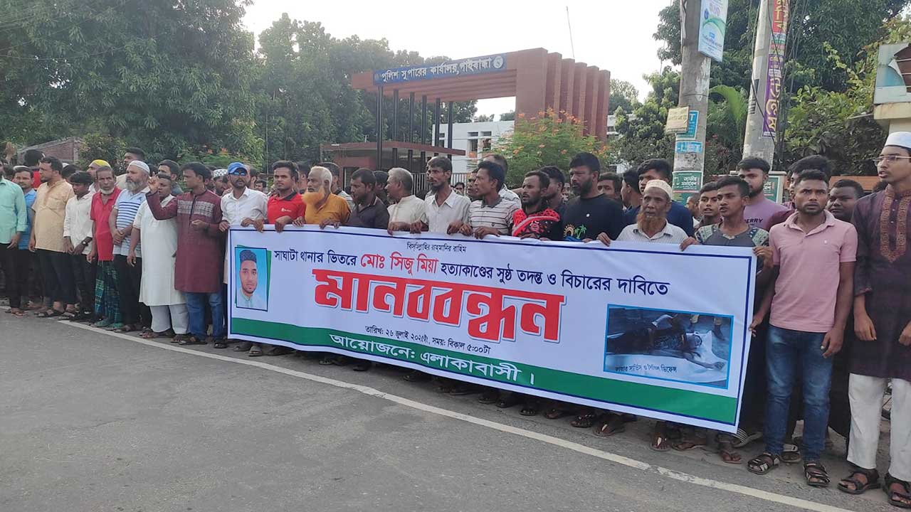 মাথা বের করে বিমানের জানালা পরিষ্কার করছেন পাইলট
