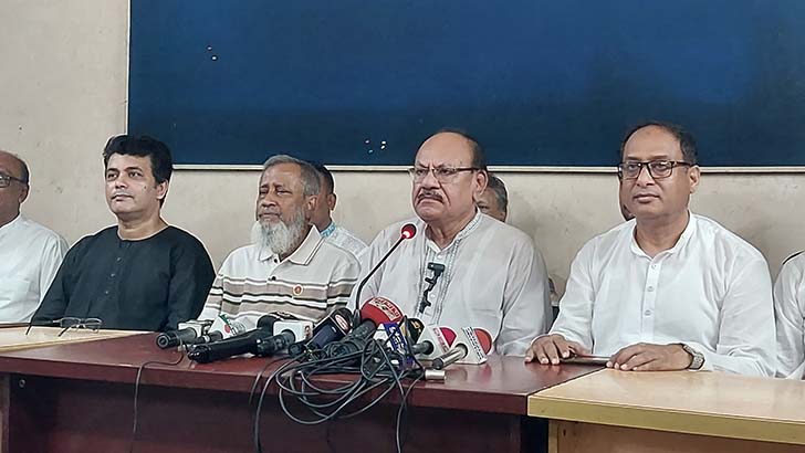 দুই দোকানসহ খাদে যাত্রীবাহী বাস