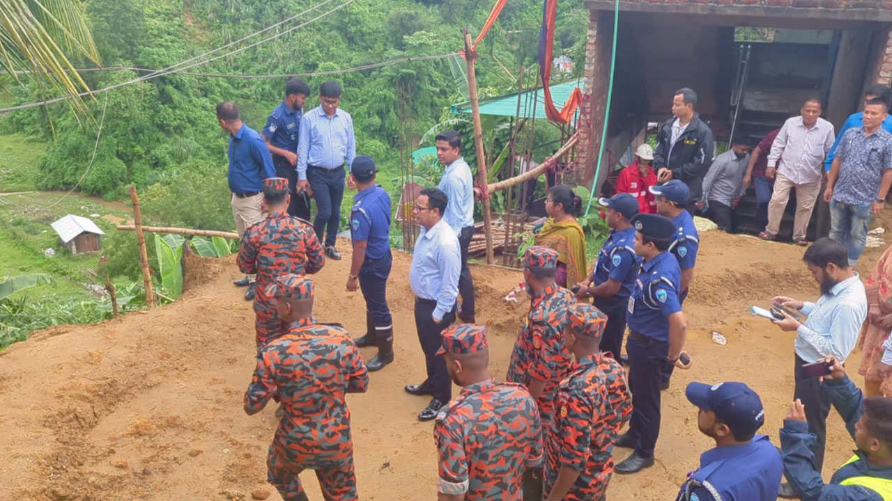পাহাড়ে ঝুঁকিতে বসবাসকারীদের সরিয়ে নিতে প্রশাসনের তৎপরতা