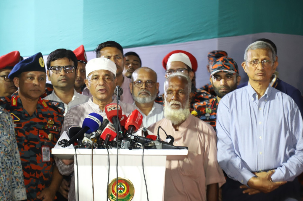 নিহত ফায়ার ফাইটার শামীম আহমেদের জানাজায় স্বরাষ্ট্র উপদেষ্টার অংশগ্রহণ