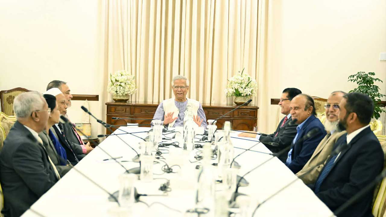 নির্বাচন-গণভোটের প্রস্তুতি সম্পর্কে প্রধান উপদেষ্টাকে অবহিত করলেন সিইসি