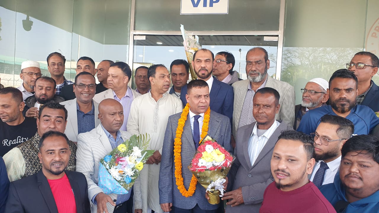 দীর্ঘ ১৭ বছর পর যুক্তরাজ্য থেকে স্বদেশের মাটিতে পা রাখলেন জগন্নাথপুর উপজেলার সাবেক ছাত্রদল নেতা মির্জা লিক্সন ও আকিকুর রহমান চৌধুরী