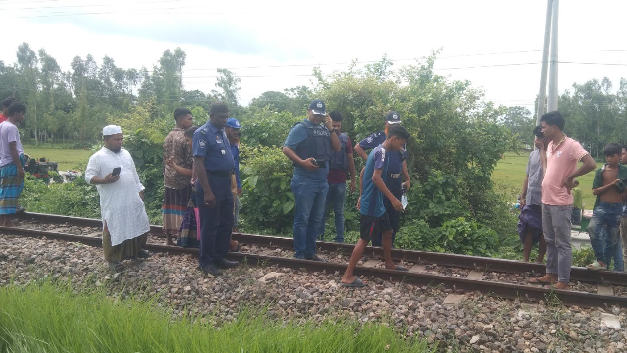নড়াইলের ব্রাহ্মণডাঙ্গায় ঐতিহ্যবাহী ঘোড়াদৌড় দেখতে মানুষের ঢল