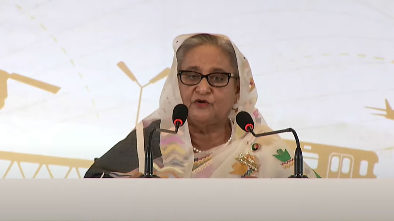 আওয়ামী লীগের ইশতেহার ঘোষণা করছেন শেখ হাসিনা