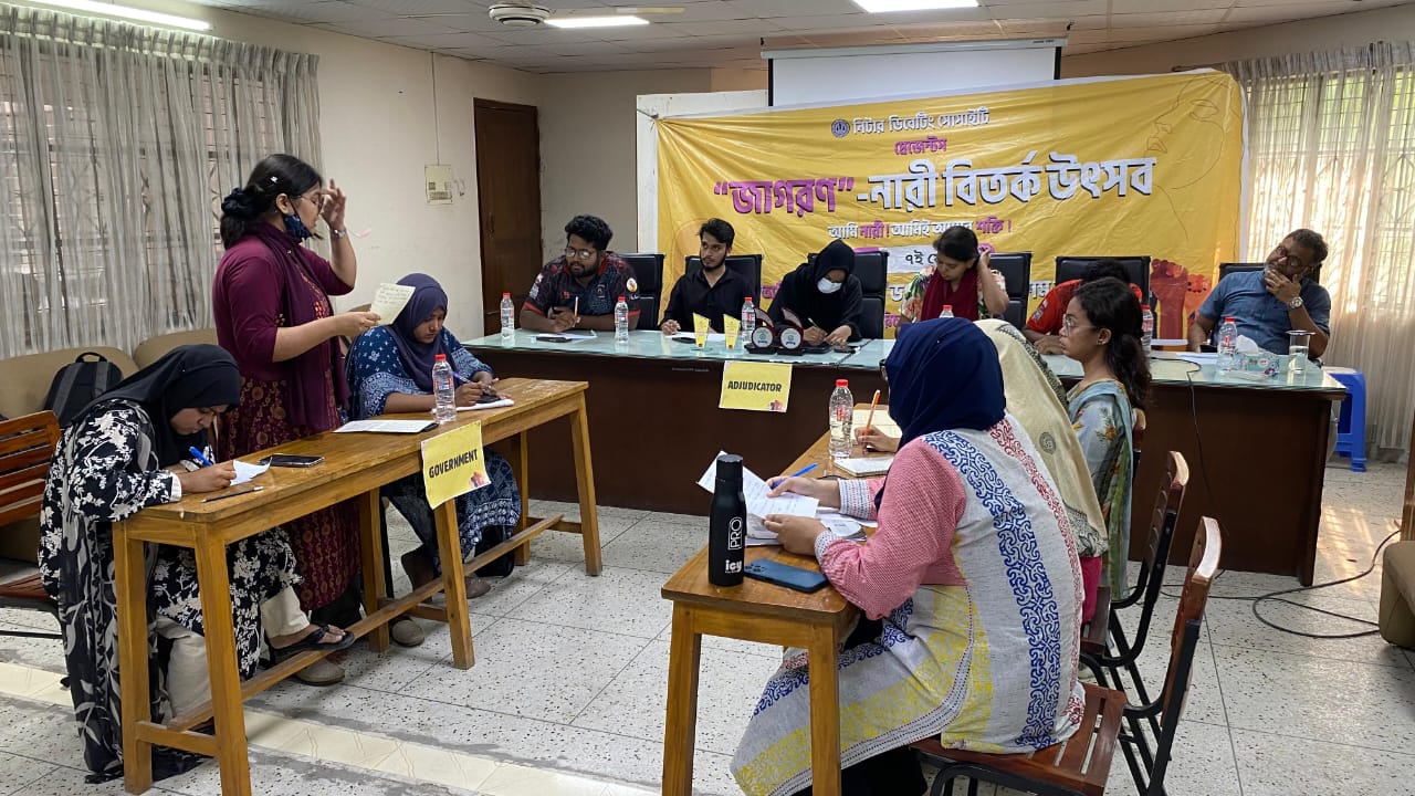 "জাগরণ" নারী বিতর্ক উৎসবে চ্যাম্পিয়ন মেঘের প্রলয়