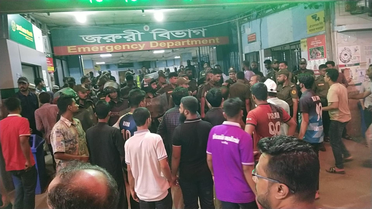 ঢামেকে দফায় দফায় হামলা, আতঙ্কে রোগী-স্বজনরা