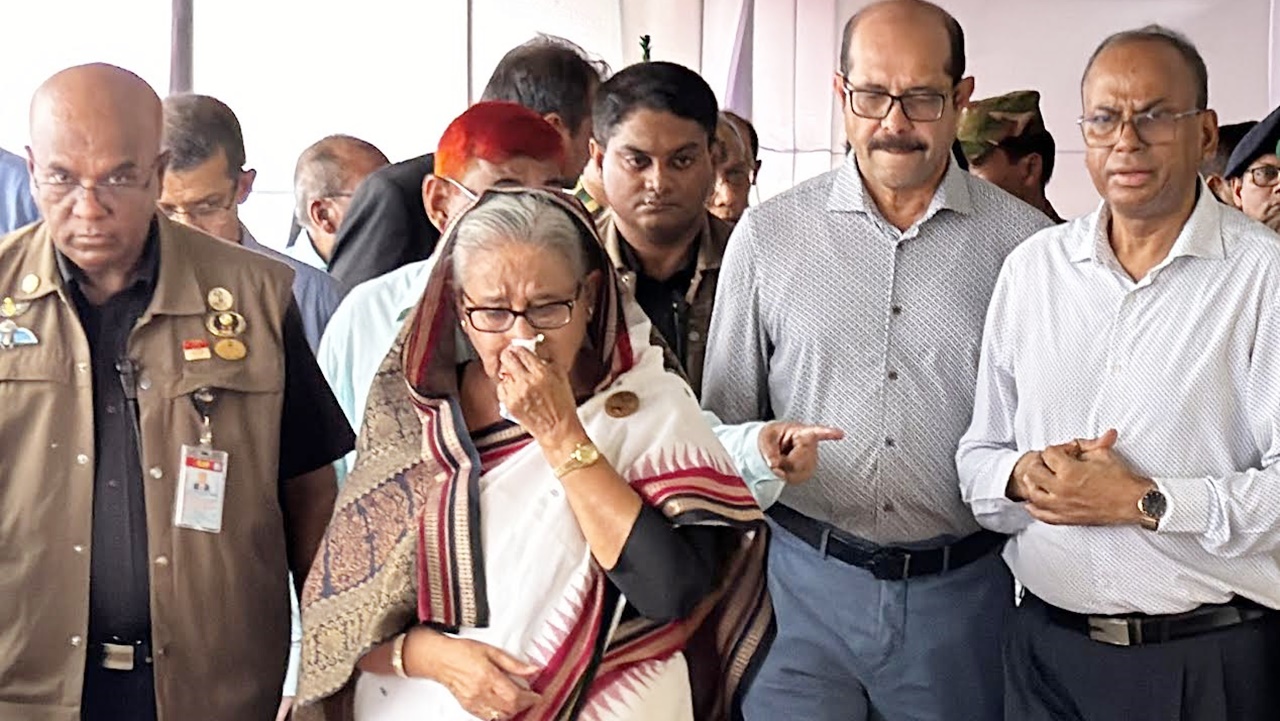 মেট্রো স্টেশনের ধ্বংসলীলা দেখে কাঁদলেন প্রধানমন্ত্রী
