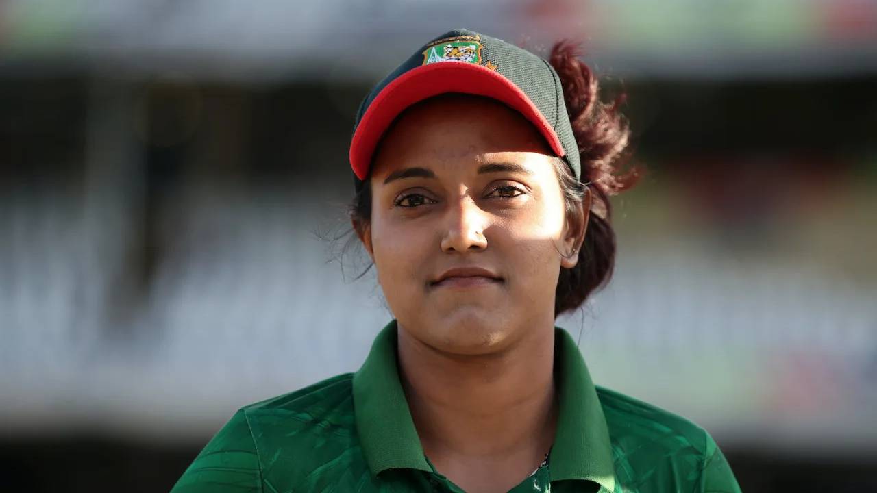 বিচ্ছেদের পর বিয়ের গাউন কেটে নতুন পোশাক বানালেন সামান্থা