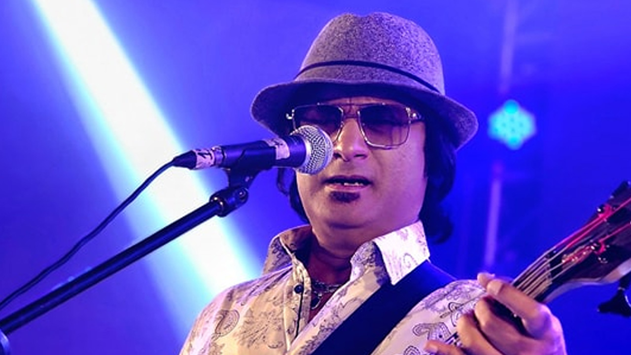 অতিরিক্ত ডিআইজিকে সঙ্গে নিয়ে মনোনয়ন জমা দিলেন আ.লীগ নেতা