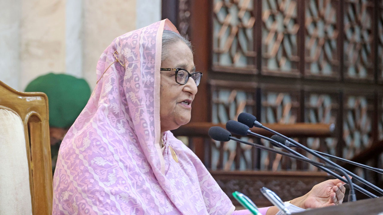সরকার শ্রমিকের কল্যাণ সাধনে নিরন্তর কাজ করে যাচ্ছে : রাষ্ট্রপতি