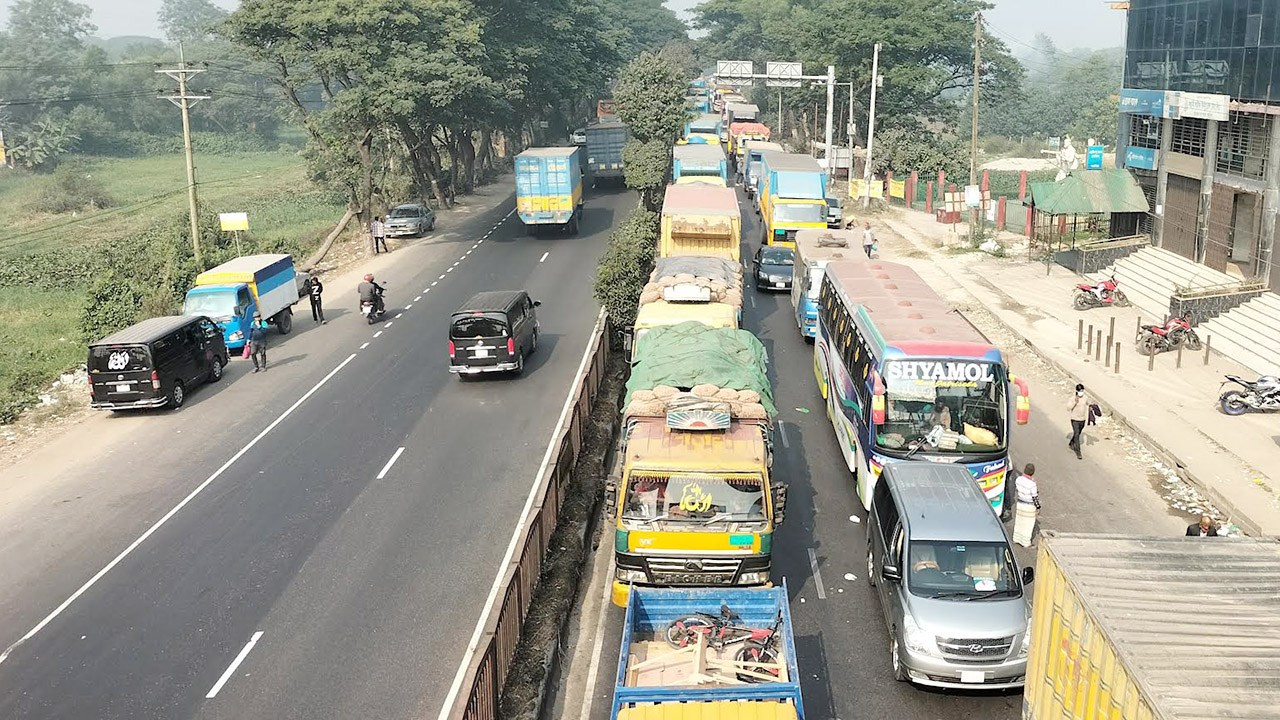 ৭ ঘণ্টা পর ঢাকা-চট্টগ্রাম মহাসড়কে যান চলাচল স্বাভাবিক