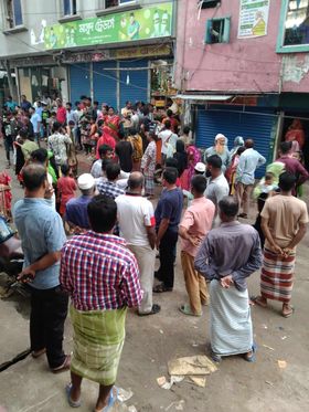 পল্লবীর ‘ভইরা দে’ গ্রুপের প্রধান অনিকসহ সন্ত্রাসী বাহিনী কর্তৃক দোকান ভাংচুর ও লুটপাট!