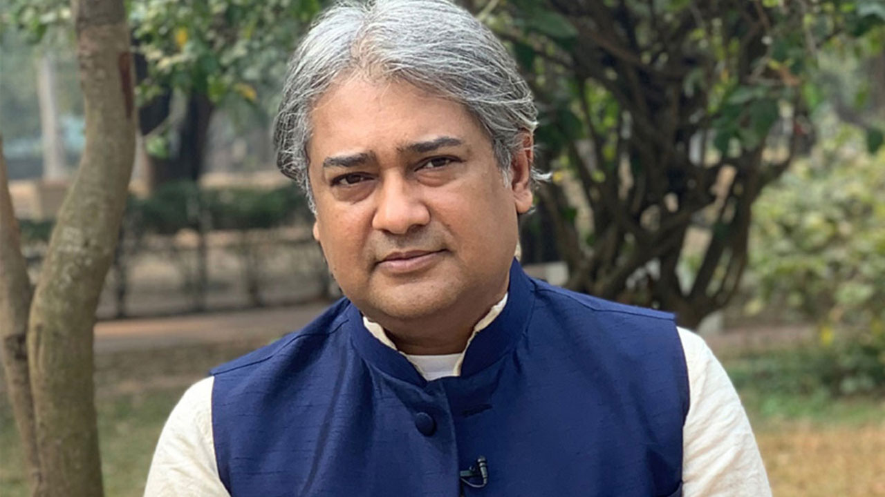 বিদেশি বউ নিয়ে হেলিকপ্টারে বাড়ি ফিরলেন প্রবাসী, এলাকাবাসীর ভিড়