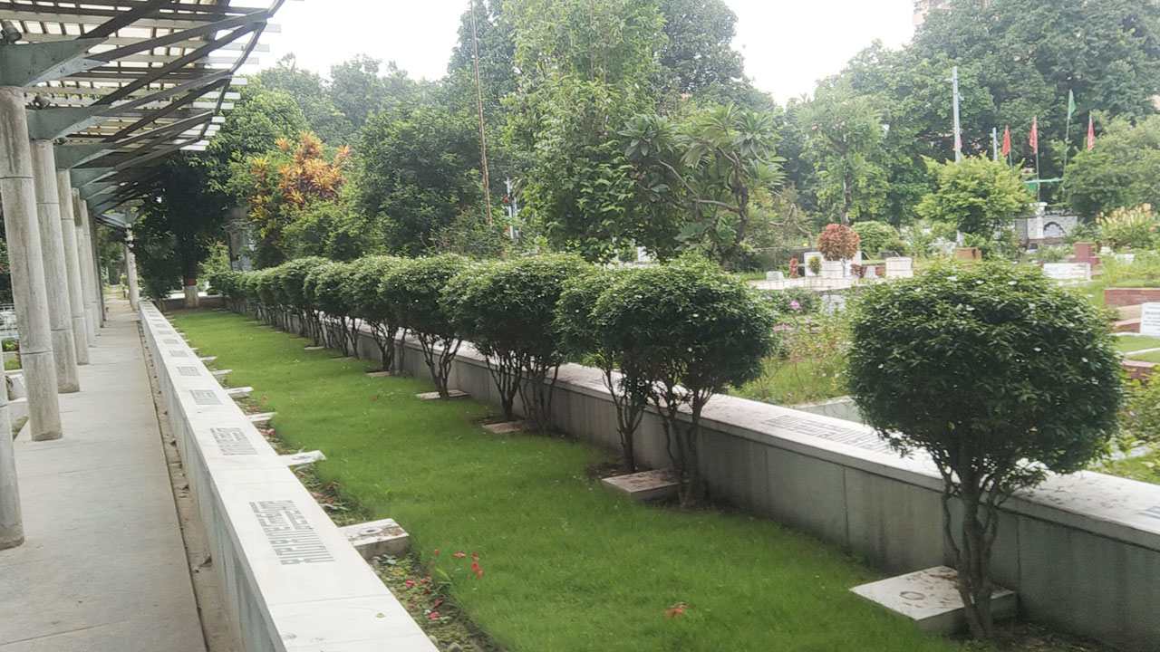 বনানী কবরস্থানে এমন ‘১৫ আগস্ট’ আসেনি বহুদিন