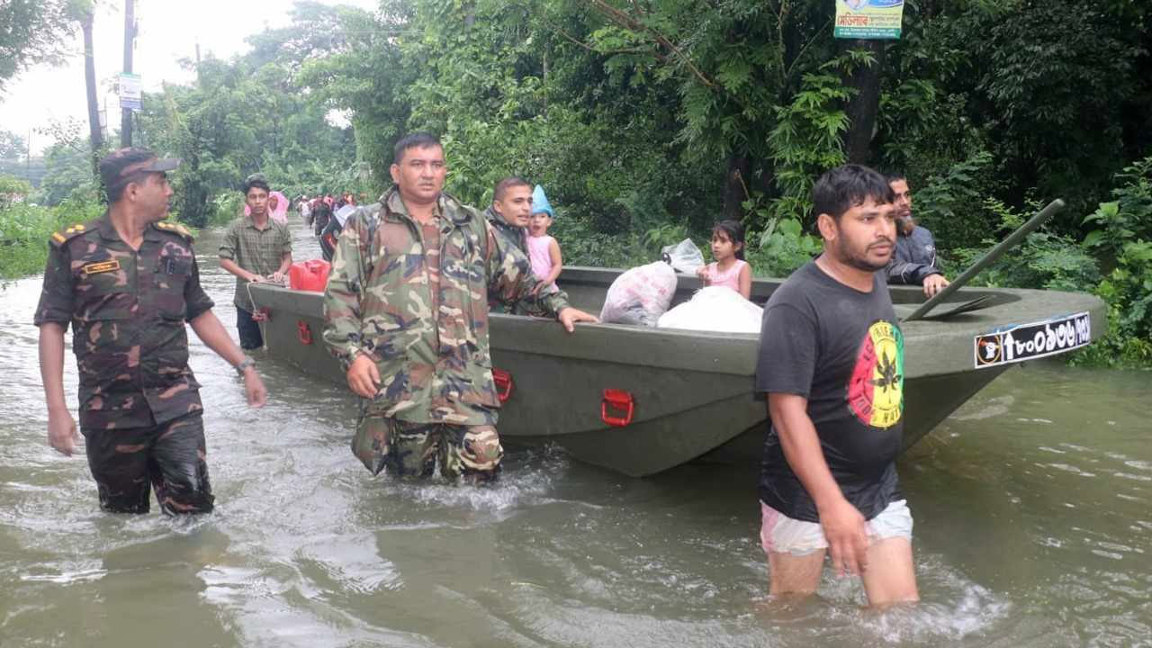 বন্যার্তদের উদ্ধার কার্যক্রমে সেনা মোতায়েন