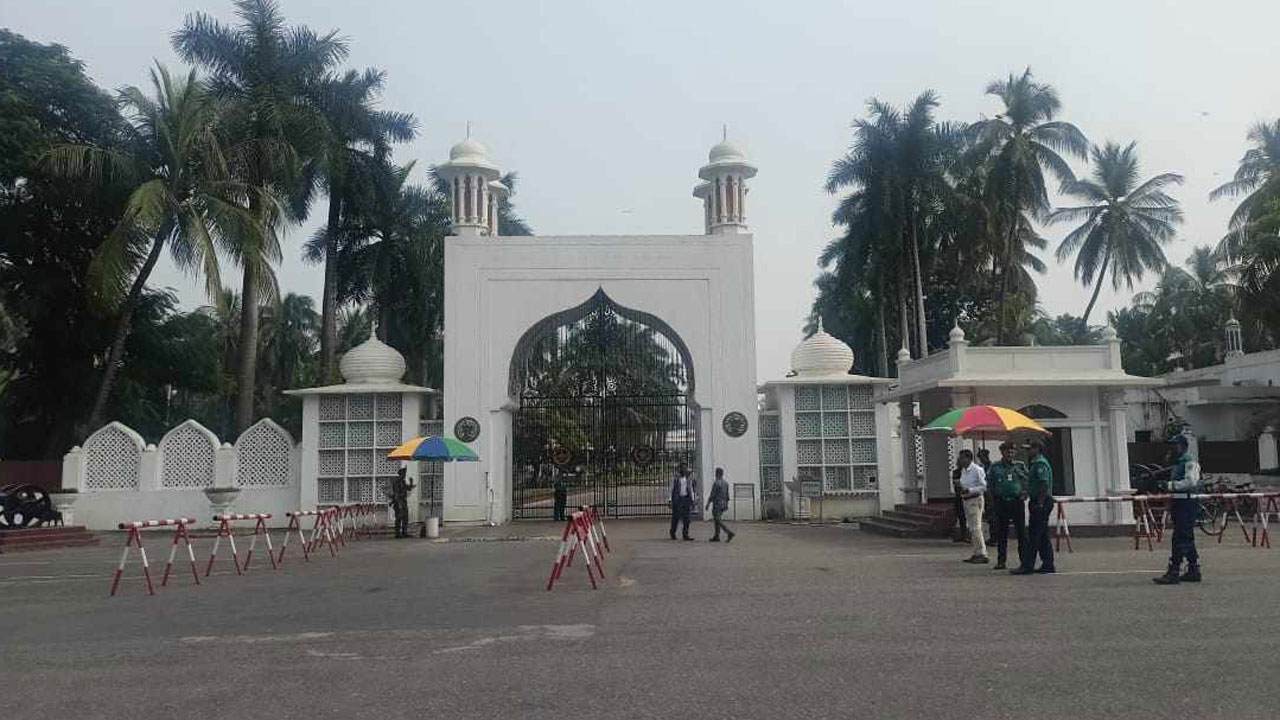 রাষ্ট্রপতির সঙ্গে সাক্ষাৎ শেষে বঙ্গভবন থেকে বের হলেন আউয়াল কমিশন