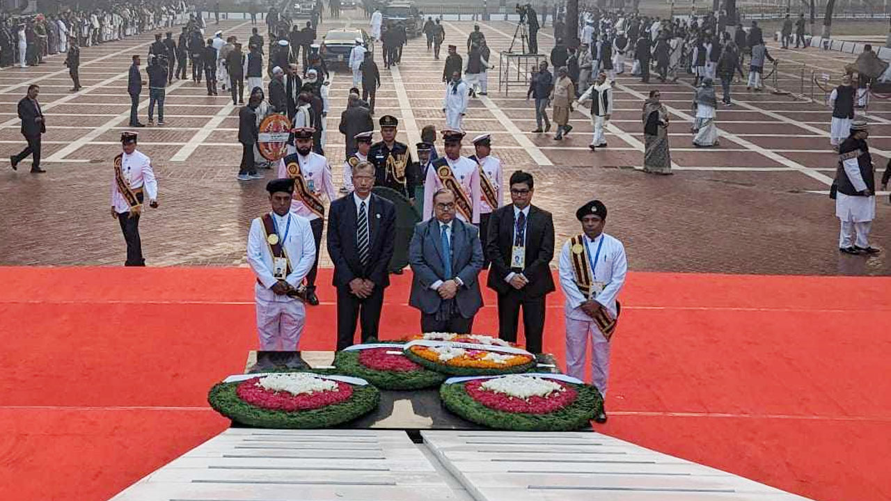 বুদ্ধিজীবী স্মৃতিসৌধে প্রধান বিচারপতির শ্রদ্ধা