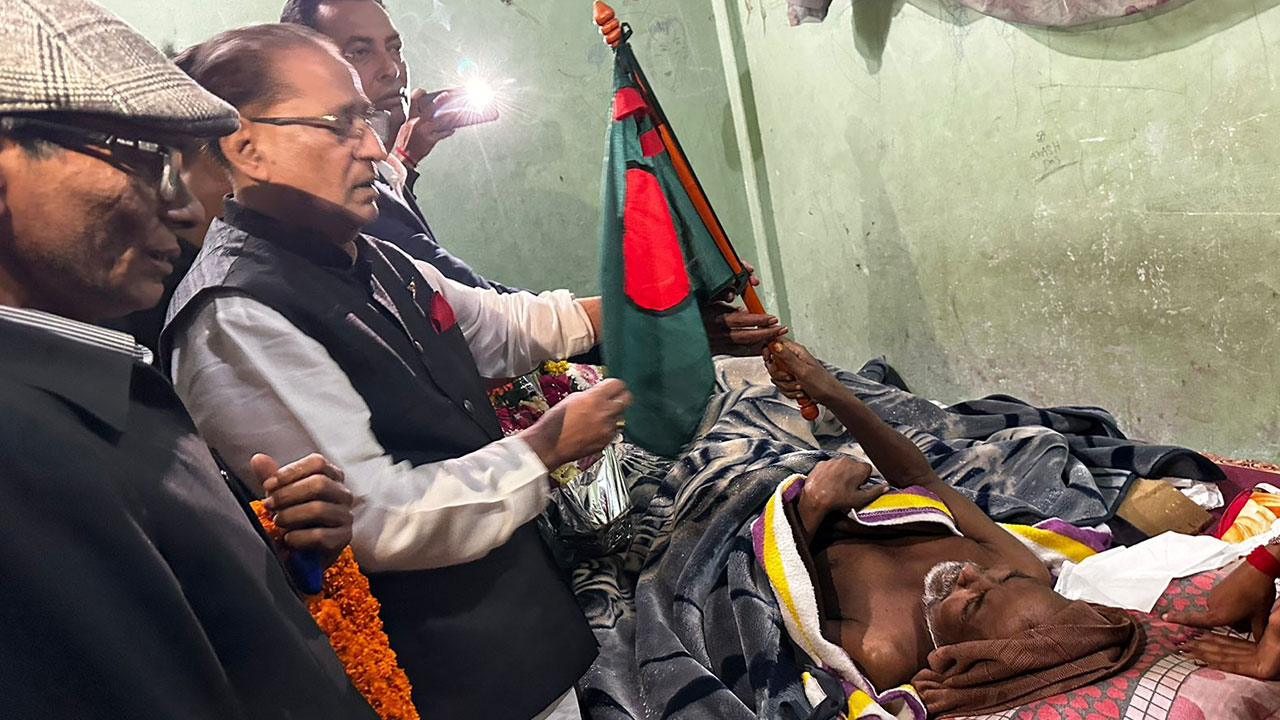 ‘মন্ত্রী হবেন-গাড়িতে পতাকা উড়বে’ বলা কর্মীকে পতাকা উপহার মন্ত্রীর