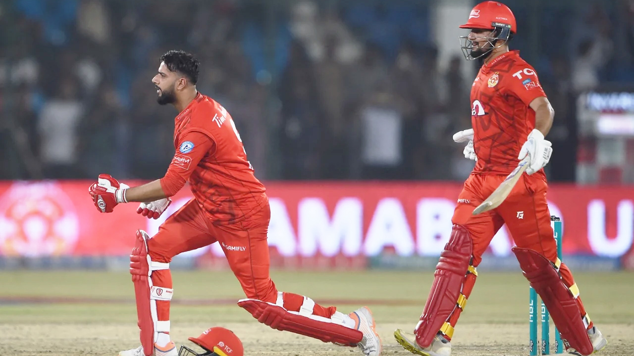 বাবরদের হারিয়ে পিএসএলের ফাইনালে শাদাবরা