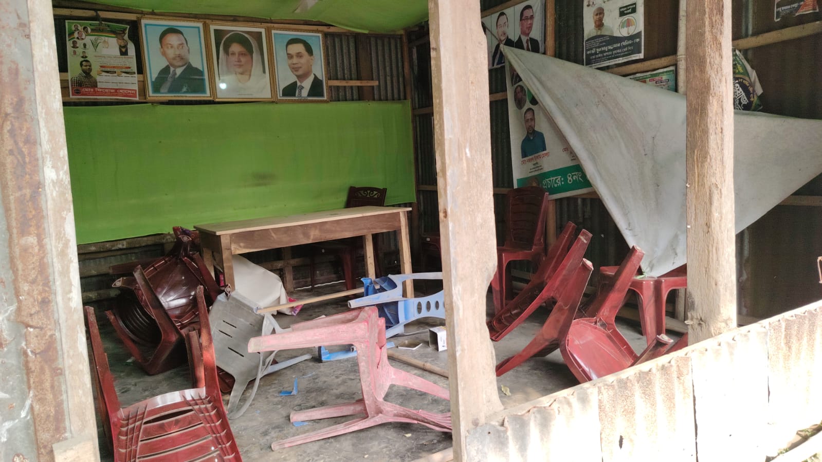 লোহাগড়ায় বিএনপির কার্যালয়, শিক্ষা প্রতিষ্ঠানসহ বাড়িঘর ভাংচুর ও লুটপাটের অভিযোগ
