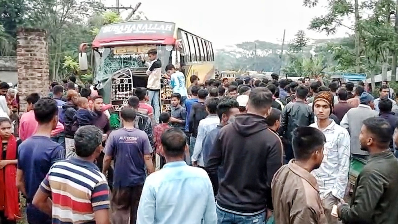 ঝালকাঠিতে বাস-মাহিন্দ্র সংঘর্ষে নিহত ৩