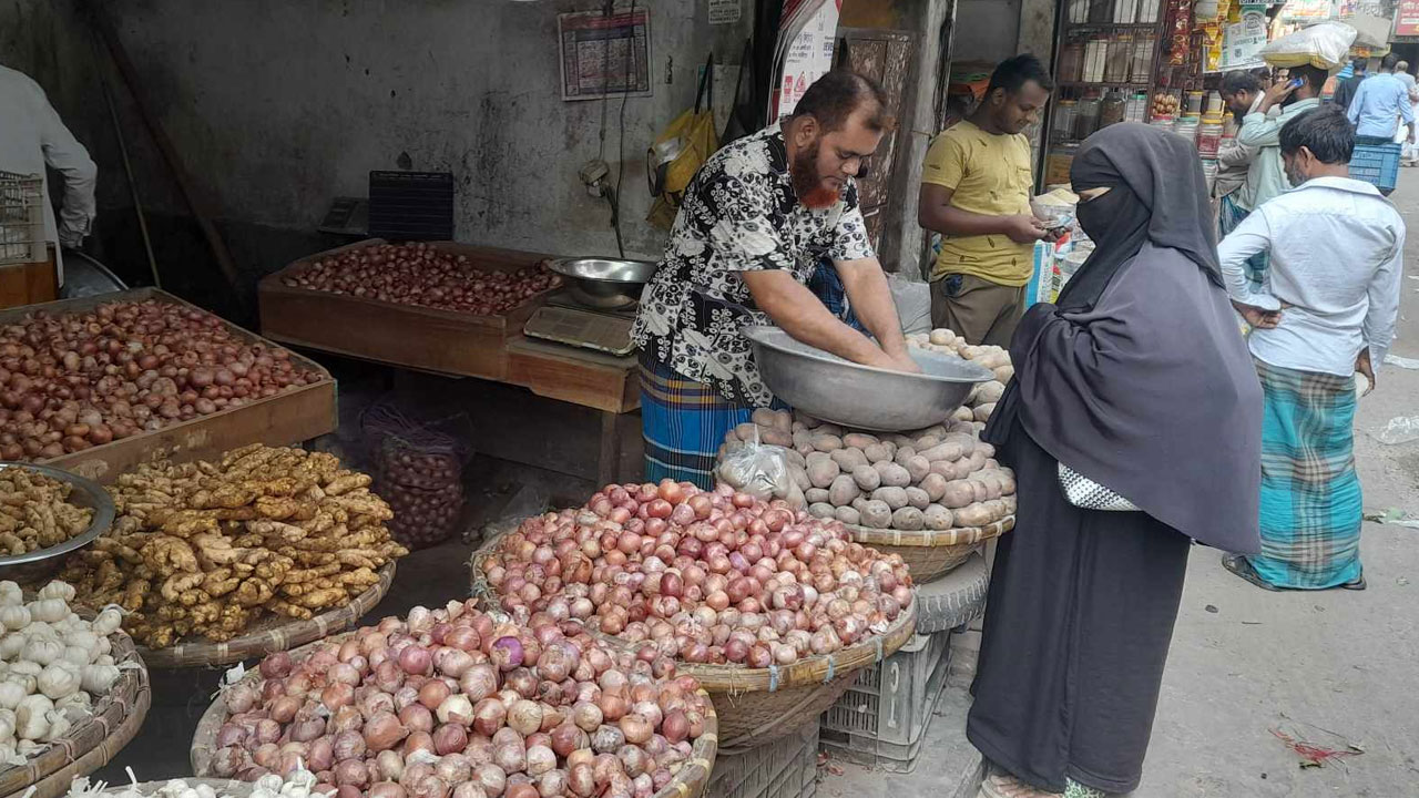আলু-পেঁয়াজের বাজারে আগুন