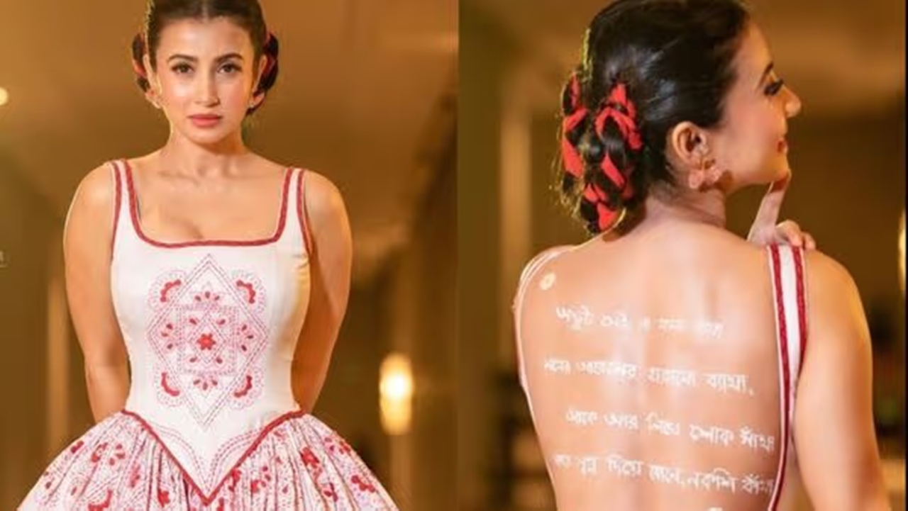 ভিন্নধর্মী পোশাকে নজর কাড়লেন মনামী