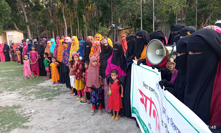 মাইজপাড়ায় হাফেজ কামরুজ্জমানের বিরুদ্ধে মিথ্যা মামলা প্রত্যাহারের দাবীতে মানববন্ধন