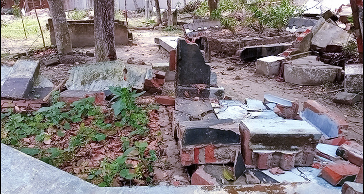 নড়াইল পৌর কবরস্থানে গুঁড়িয়ে দেয়া কবরগুলি পুনঃনির্মাণ দাবি  ও কিছু অভিজ্ঞতা : আফরোজা পারভীন