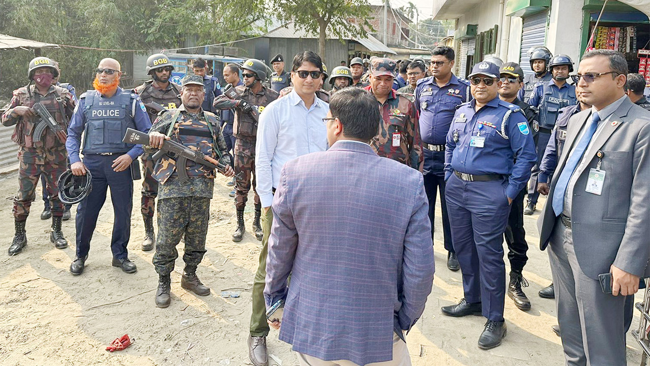 রায়পুরার বিভিন্ন এলাকায় যৌথ বাহিনীর অভিযান