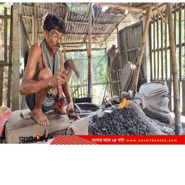 ঈদ এলেই ব্যস্ত হয়ে পড়ে নড়াইলের কামারপল্লী!