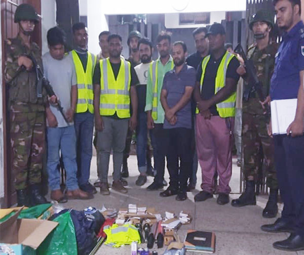 সেনাবাহিনীর অভিযানে যশোর-নড়াইল হাইওয়েতে চাঁদাবাজ চক্রের ৯ সদস্য আটক