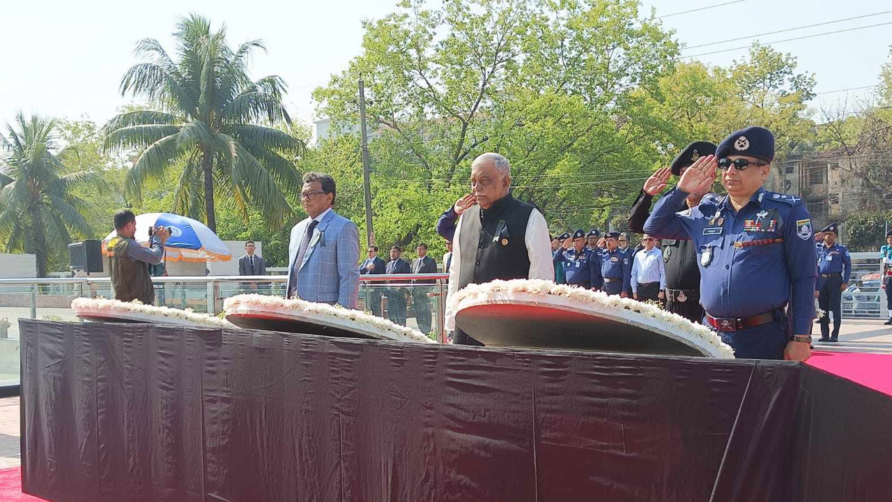 জীবন উৎসর্গকারী পুলিশ সদস্যদের ফুলেল শ্রদ্ধায় স্মরণ
