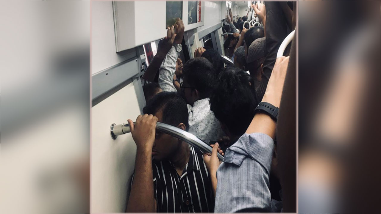 মেট্রোরেলে চড়ে ‘দরজা ঠাসা’ যাত্রী যাচ্ছে মতিঝিলে