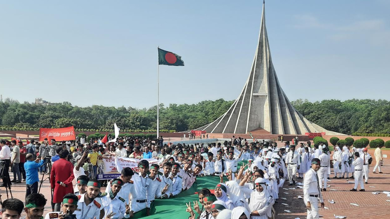 শহীদদের প্রতি শ্রদ্ধা জানাতে স্মৃতিসৌধে লাখো মানুষের ঢল