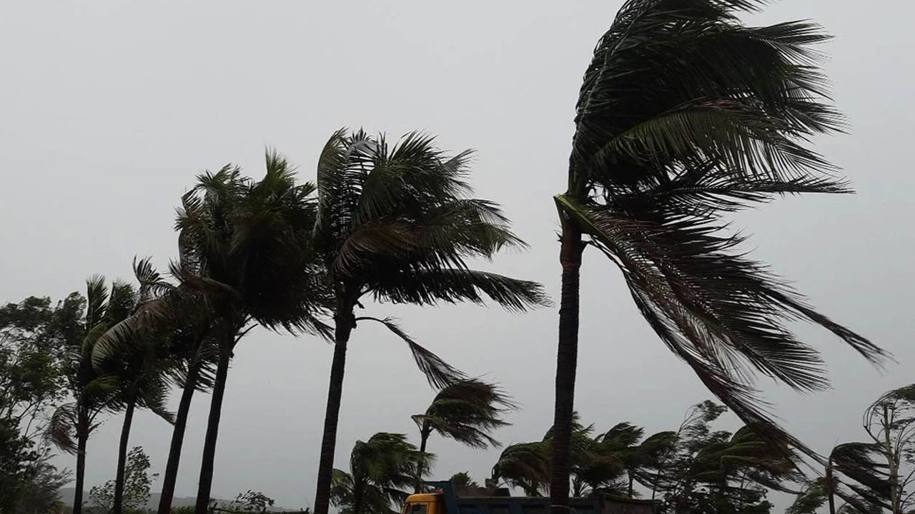 ৪৫ থেকে ৬০ কিলোমিটার বেগে ঝড়ের আভাস