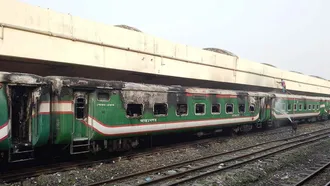 ক্যান্টনমেন্ট স্টেশন পার হওয়ার পর আগুন দেখা যায় ট্রেনে