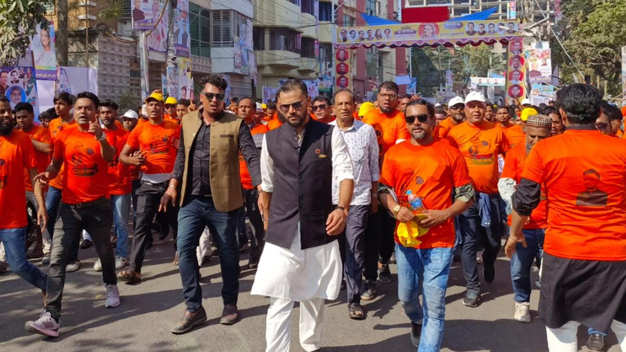 নেতাকর্মীদের নিয়ে খুলনার সমাবেশে মাশরাফি