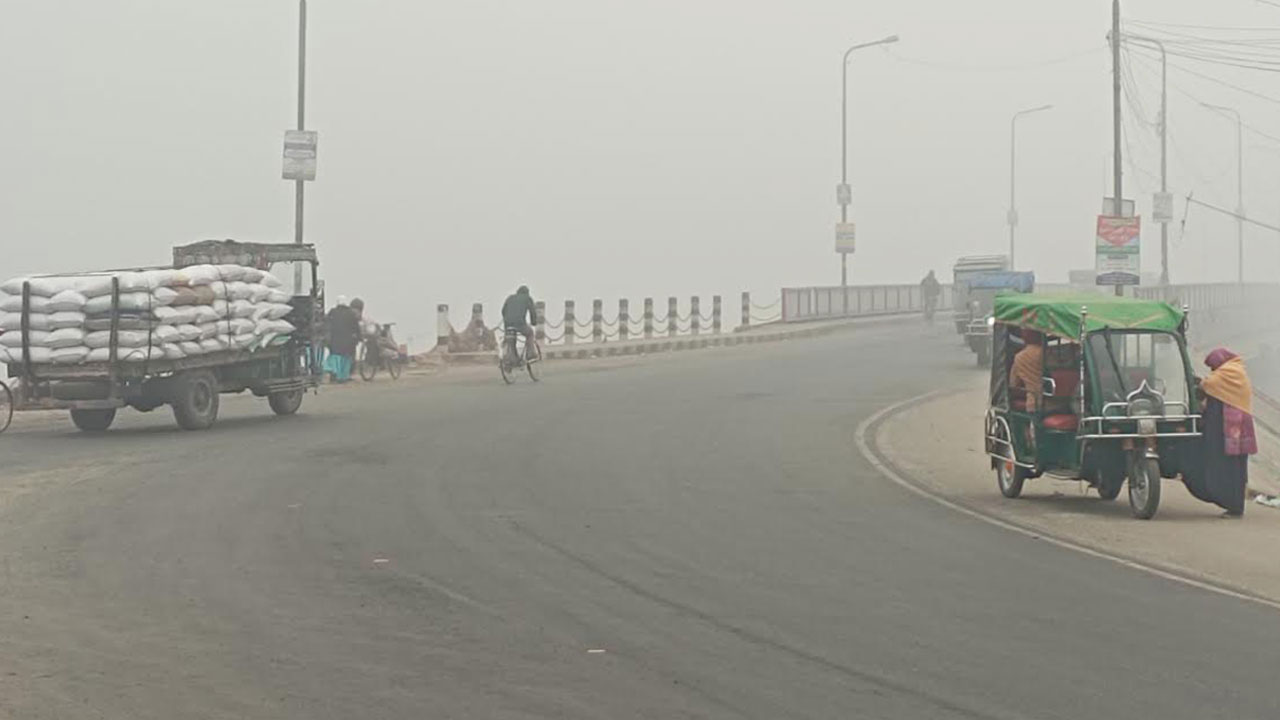 শৈত্যপ্রবাহের কবলে চাঁপাইনবাবগঞ্জ, নাকাল খেটে খাওয়া মানুষ