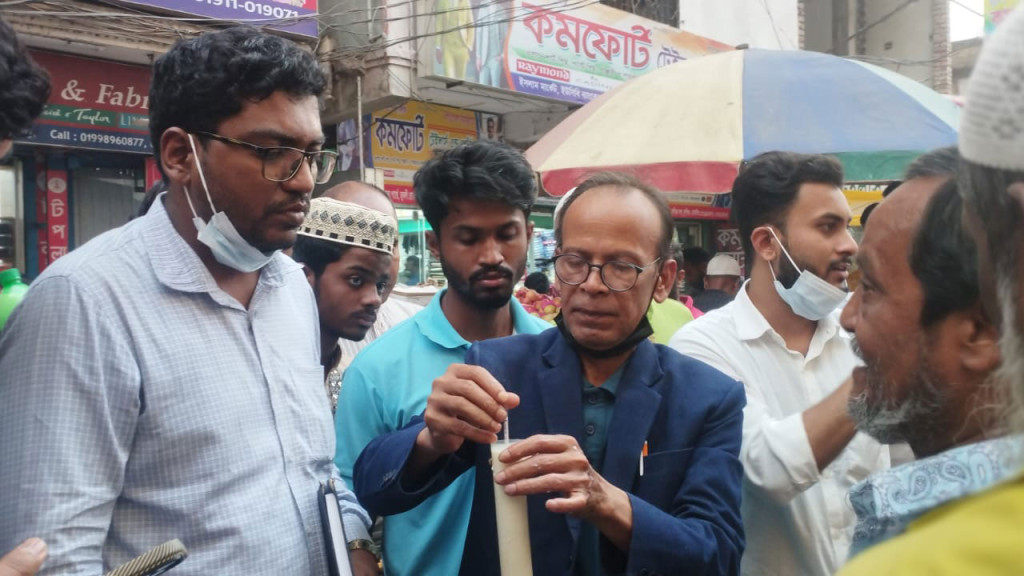 দুধে পানি বেশি দেওয়ায় ৪ বিক্রেতাকে জরিমানা