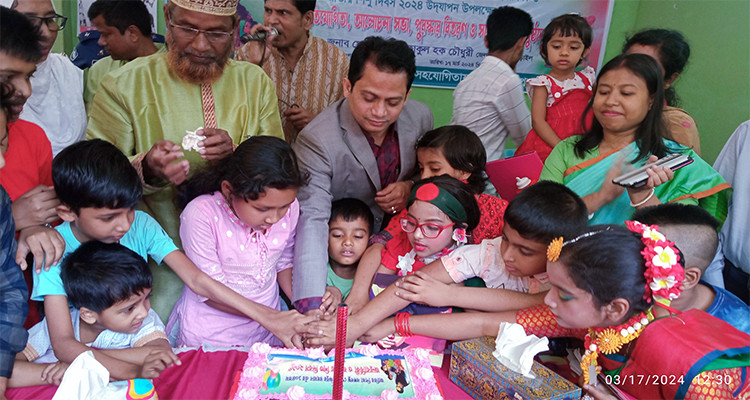 কেকে কেটে নড়াইল শিশু একাডেমিতে বঙ্গবন্ধুর জন্মবার্ষিকী পালন