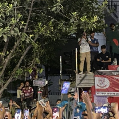 সেই শিক্ষার্থীকে নিয়ে উল্লাসে মাতলেন আন্দোলনকারীরা