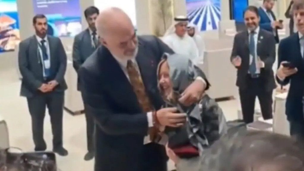 ইতালির প্রধানমন্ত্রীকে স্কার্ফ পরিয়ে দিলেন এডি রামা