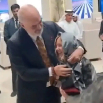 ইতালির প্রধানমন্ত্রীকে স্কার্ফ পরিয়ে দিলেন এডি রামা