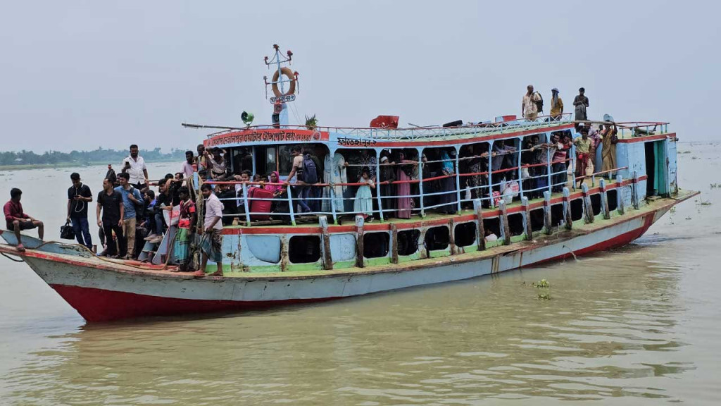 দৌলতদিয়ায় ডুবোচরে লঞ্চের ধাক্কা, তিন যাত্রীকে উদ্ধার
