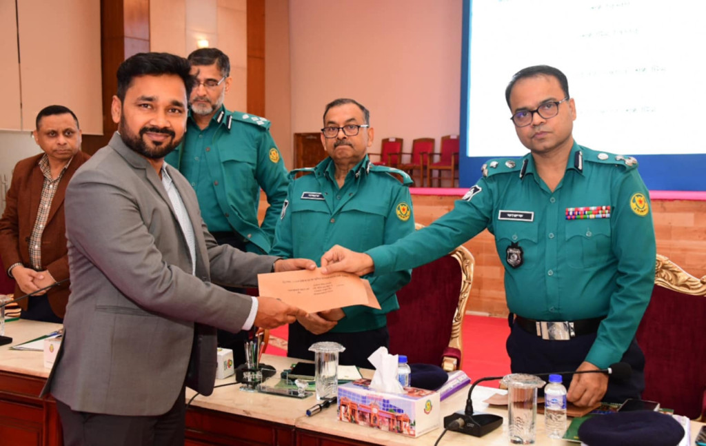 ডিএমপির মাসিক অপরাধ সভায় শ্রেষ্ঠ পুরস্কার পেলেন এসি সোয়েব