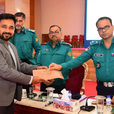 ডিএমপির মাসিক অপরাধ সভায় শ্রেষ্ঠ পুরস্কার পেলেন এসি সোয়েব