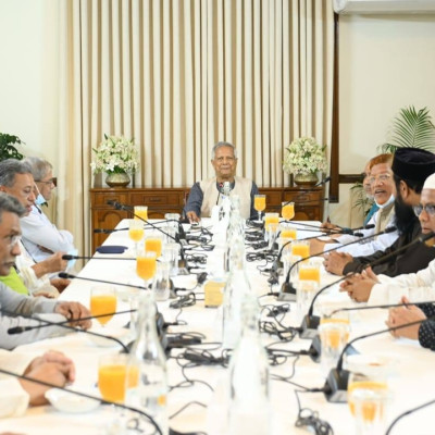 প্রধান উপদেষ্টার সঙ্গে বৈঠকে চারটি রাজনৈতিক দলের নেতারা